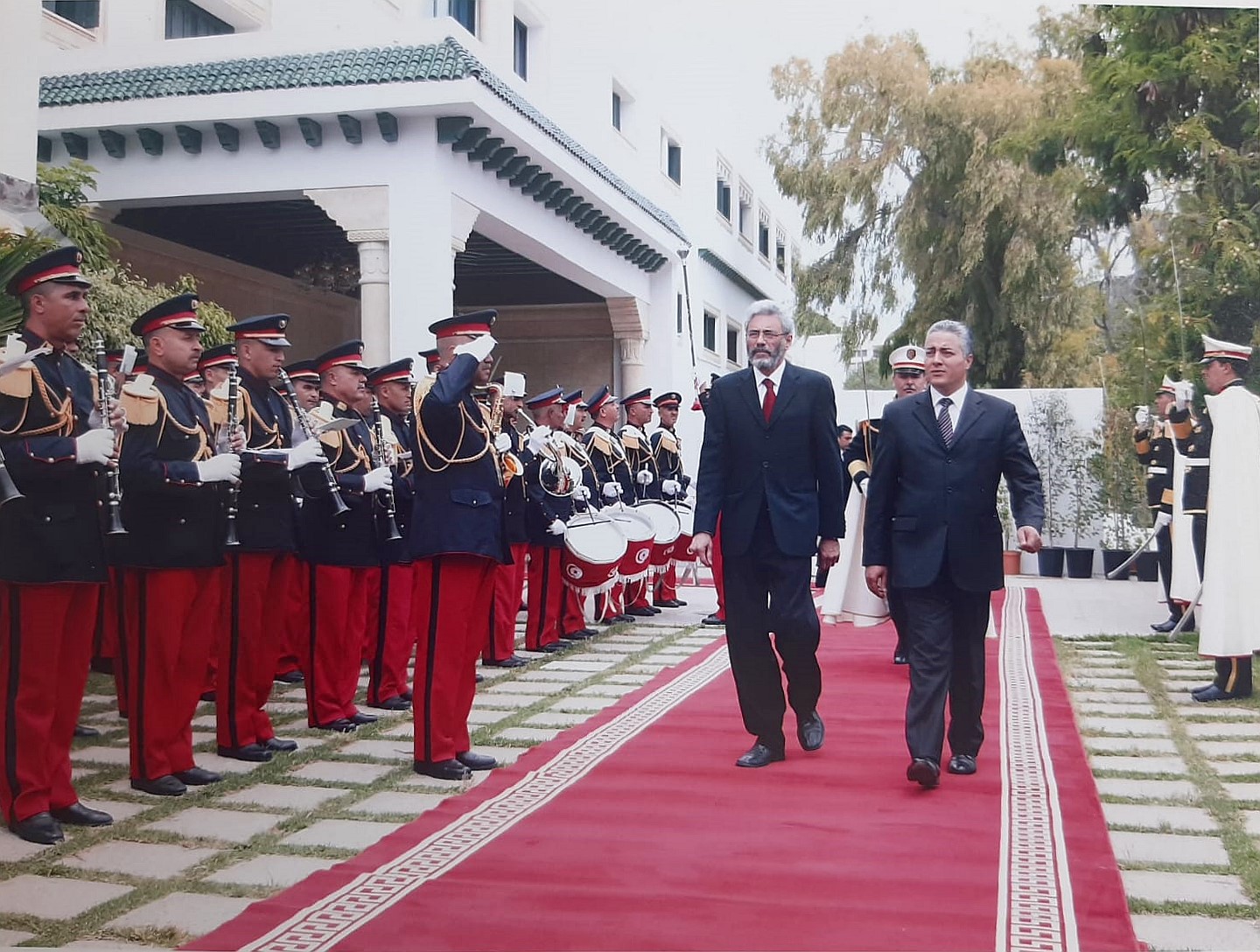 O embaixador brasileiro Luiz Antonio Fachini Gomes caminha diante da guarda tunisiana durante a cerimônia de entrega das suas credenciais ao presidente da República da Tunísia.